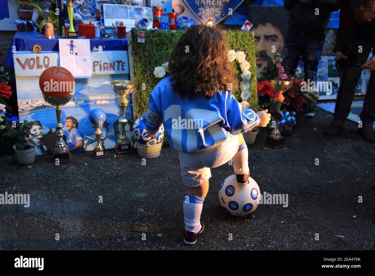 Quartieri Spagnoli, ein kleiner Napoli-Fan in Fußballuniform, in Largo Maradona. Raum gesucht und erstellt von Fans von Pibe de Oro.viele Bilder von Diego . Stockfoto