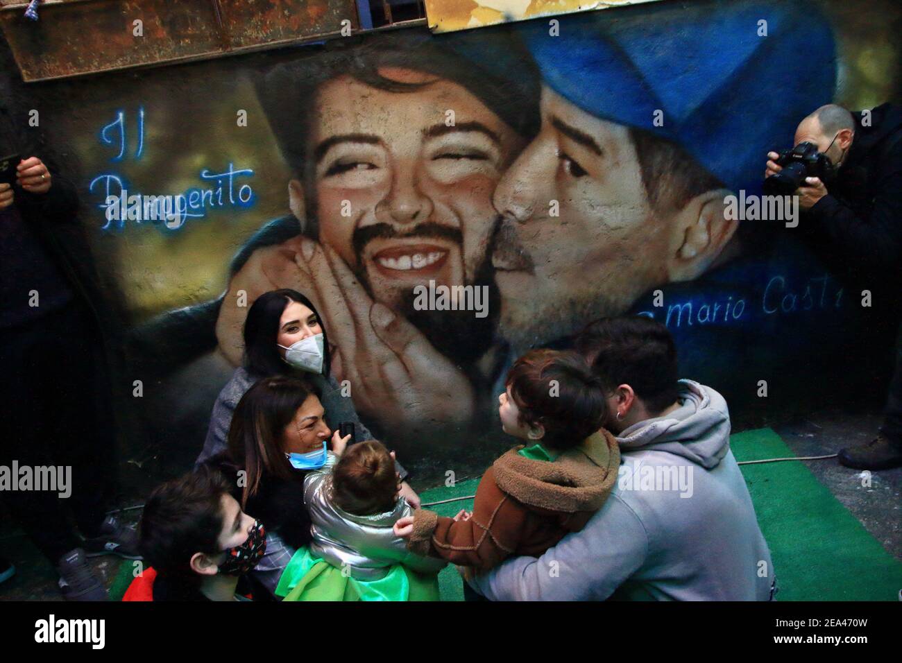 Quartieri Spagnoli, Diego Junior, Sohn von Maradona ist bei der Präsentation der Kapelle in Erinnerung an die Pibe de Oro anwesend. Stockfoto