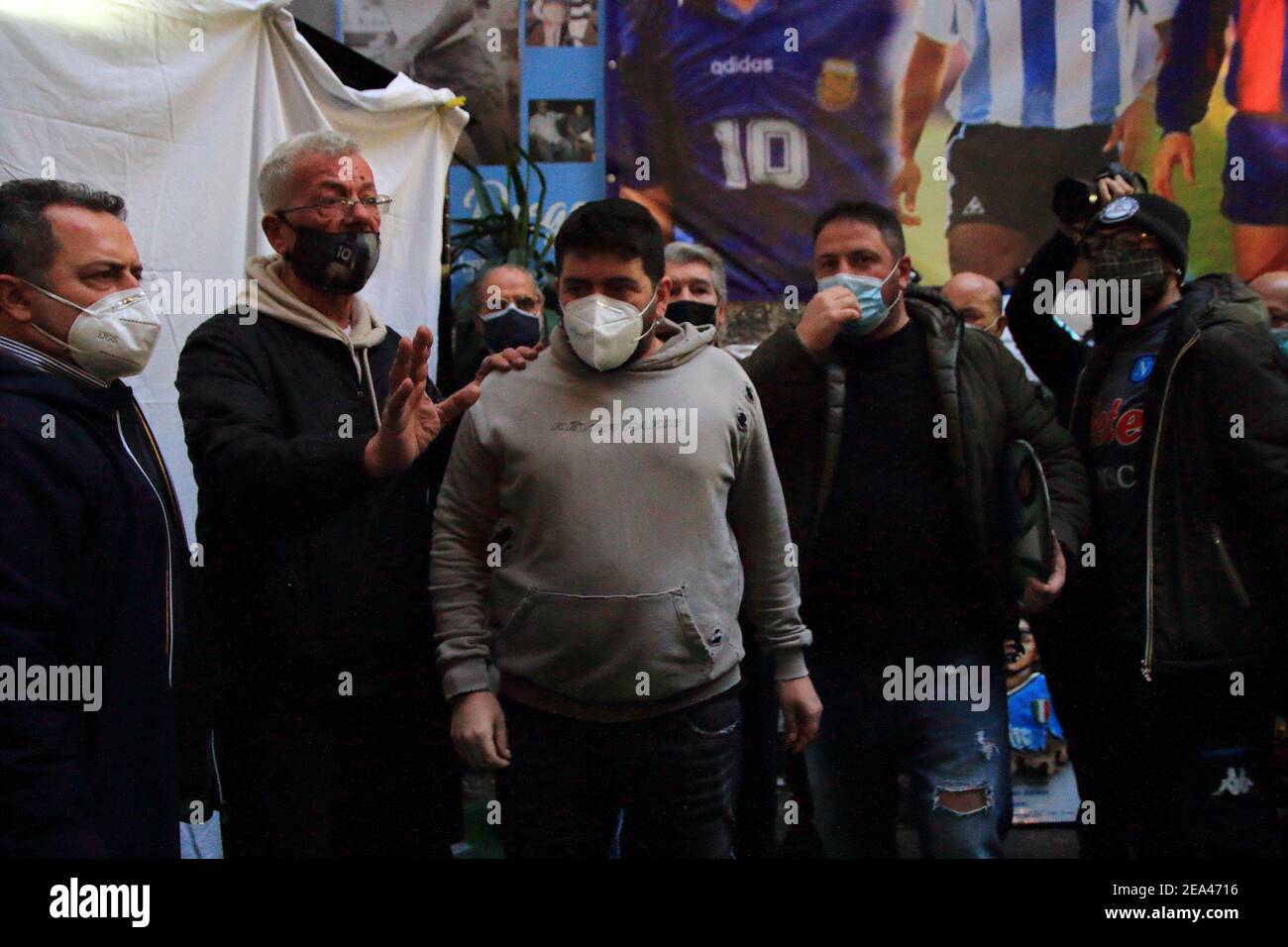 Quartieri Spagnoli, Diego Junior, Sohn von Maradona ist bei der Präsentation der Kapelle in Erinnerung an die Pibe de Oro anwesend. Stockfoto