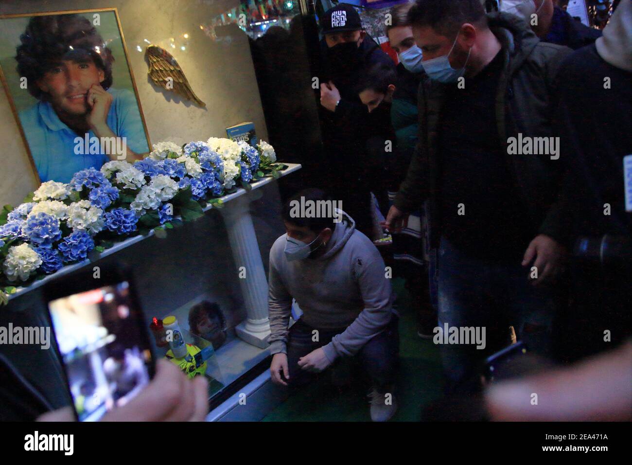 Quartieri Spagnoli, Diego Junior, Sohn von Maradona ist bei der Präsentation der Kapelle in Erinnerung an die Pibe de Oro anwesend. Stockfoto