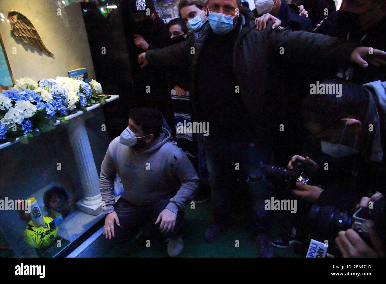 Quartieri Spagnoli, Diego Junior, Sohn von Maradona ist bei der Präsentation der Kapelle in Erinnerung an die Pibe de Oro anwesend. Stockfoto