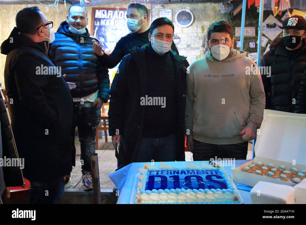 Diego Junior, Sohn von Maradona ist bei der Präsentation der Kapelle in Erinnerung an die Pibe de Oro anwesend.EIN Kuchen in Erinnerung von den Fans angeboten. Stockfoto