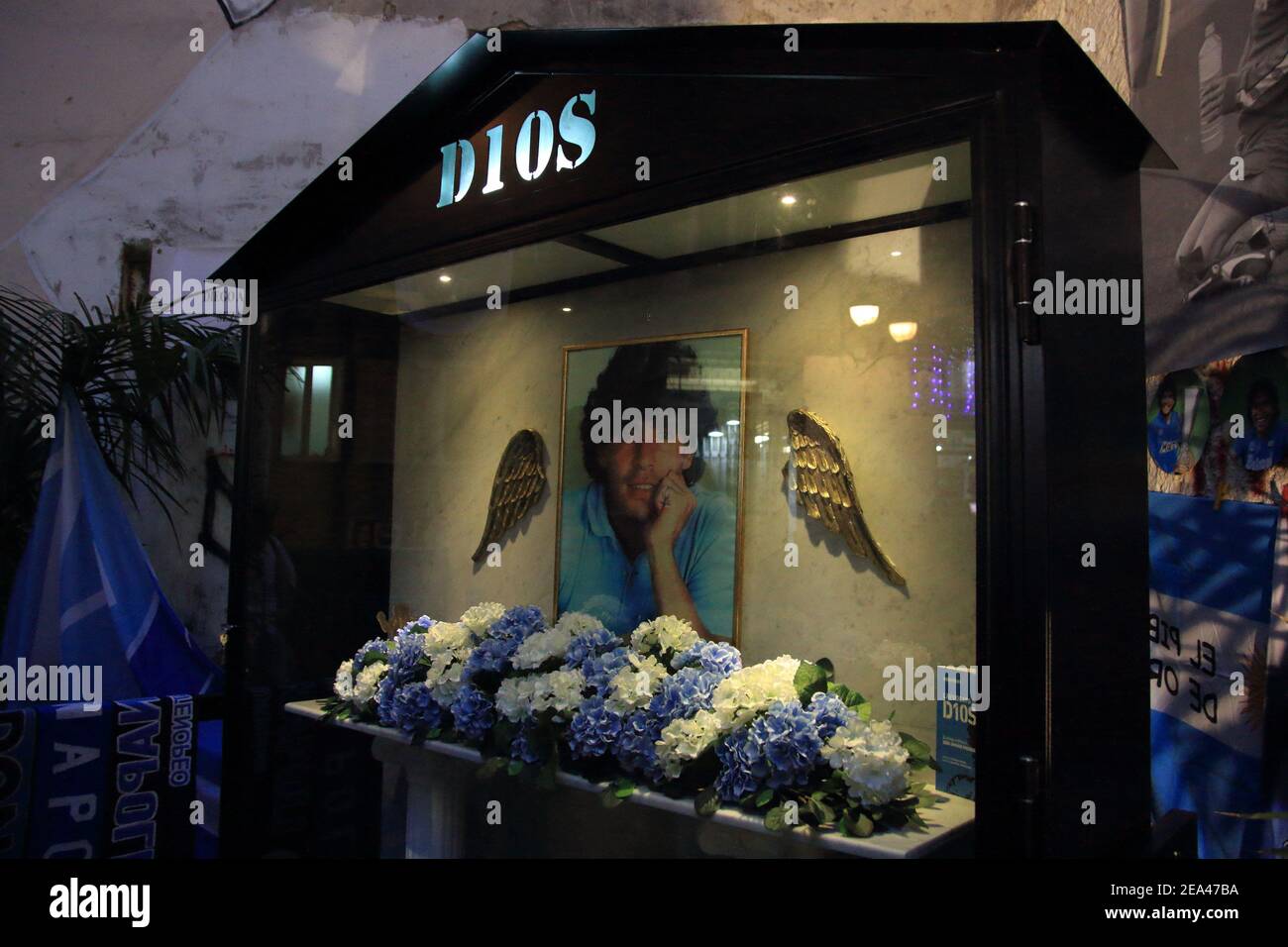Spanische Bezirke, Kapelle in Erinnerung an Maradona, von den Bürgern und Fans des historischen Zentrums von Neapel gesucht.Fotos und Blumen in Erinnerung . Stockfoto