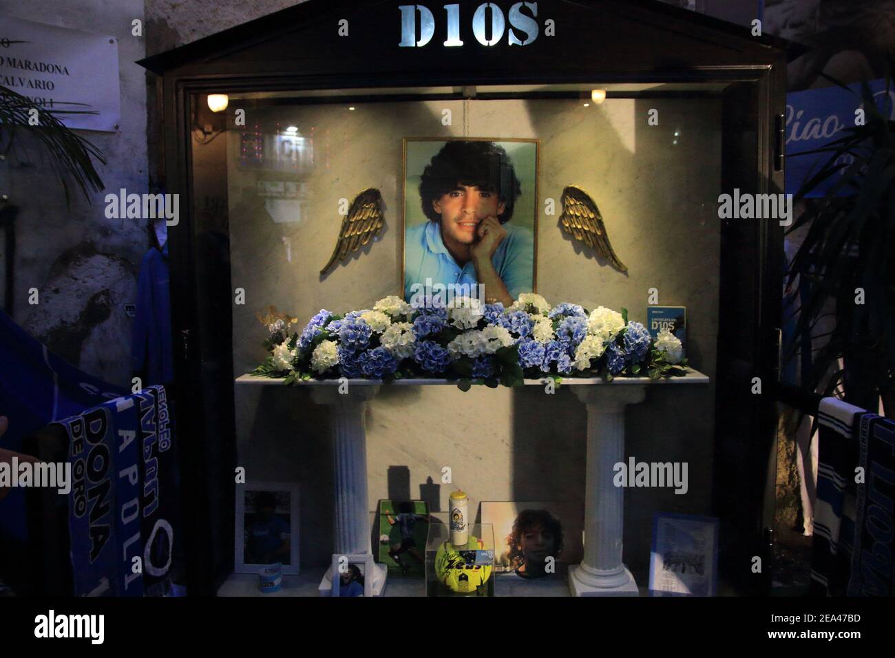 Spanische Bezirke, Kapelle in Erinnerung an Maradona, von den Bürgern und Fans des historischen Zentrums von Neapel gesucht.Fotos und Blumen in Erinnerung . Stockfoto
