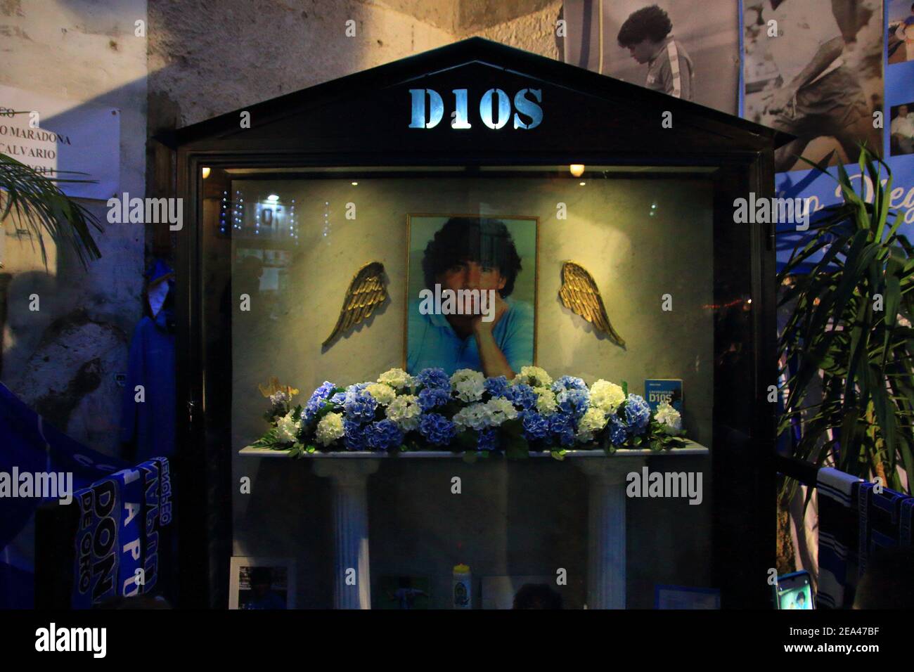 Spanische Bezirke, Kapelle in Erinnerung an Maradona, von den Bürgern und Fans des historischen Zentrums von Neapel gesucht.Fotos und Blumen in Erinnerung . Stockfoto
