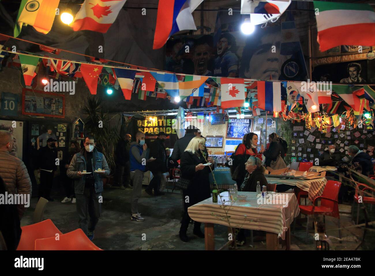 Spanische Viertel, Largo Maradona, Banner und farbige Fahnen von den Fans von Neapel in den Raum gewidmet der Pibe de Oro. Stockfoto
