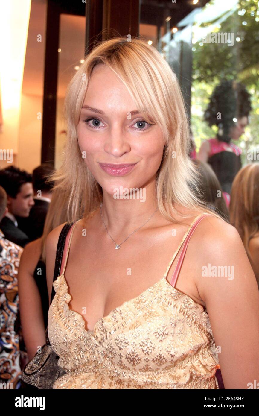 Model Inna Zobova während der Eröffnung des neuen Shops "Nespresso" in der Avenue Victor Hugo in Paris, Frankreich am 02. Juni 2005. Foto von Benoit Pinguet/ABACA. Stockfoto