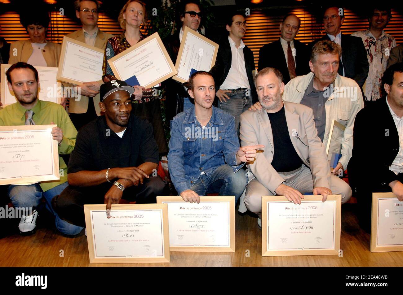 Die Gewinner des Prix de Printemps 2005 des Sacem Tryo, Passi, Calogero und Gerard Layani erhalten den Prix de Printemps 2005 des Sacem am 3. Juni 2005 in der Sacem-Zentrale in Boulogne-Billancourt. Foto von Bruno Klein/ABACA. Stockfoto