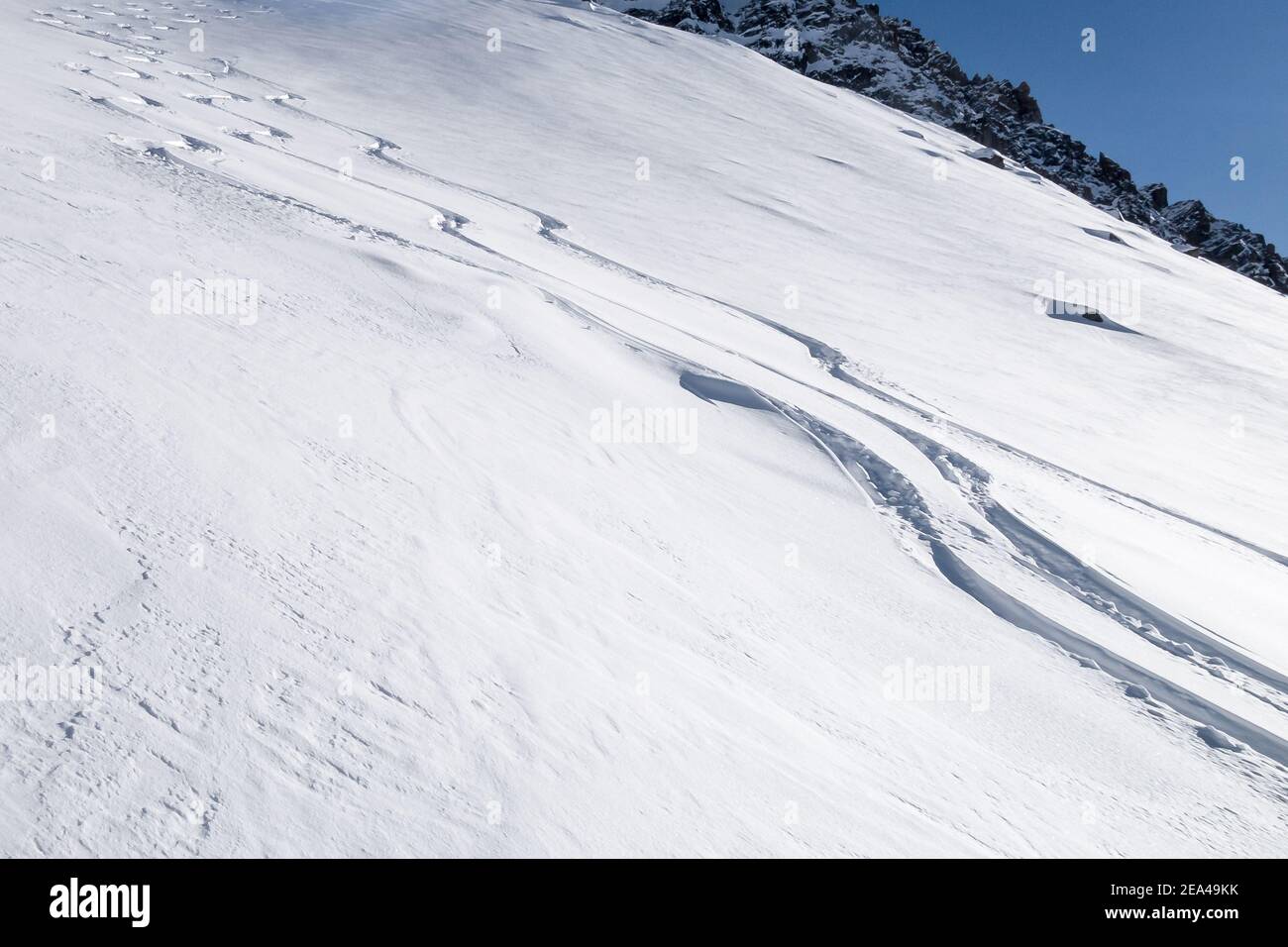 Drei frisch gemachte Skipisten auf sonnigem, unberührtem Pulverschnee Hang über dem Argentiere Gletscher in Chamonix Frankreich Stockfoto