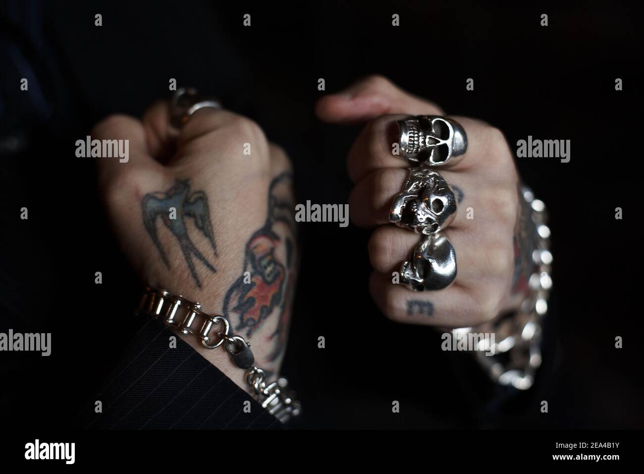 Ein Mann, der Scull Ringe auf seiner geballten Faust zeigt. Stockfoto