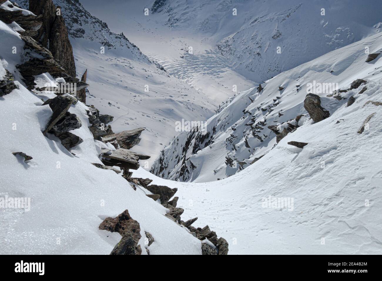 Blick vom Col du Passon hinunter in ein Couloir, das führt Nach außen der schneebedeckte Argentiere Gletscher im Winter in Argentiere Chamonix Frankreich Stockfoto