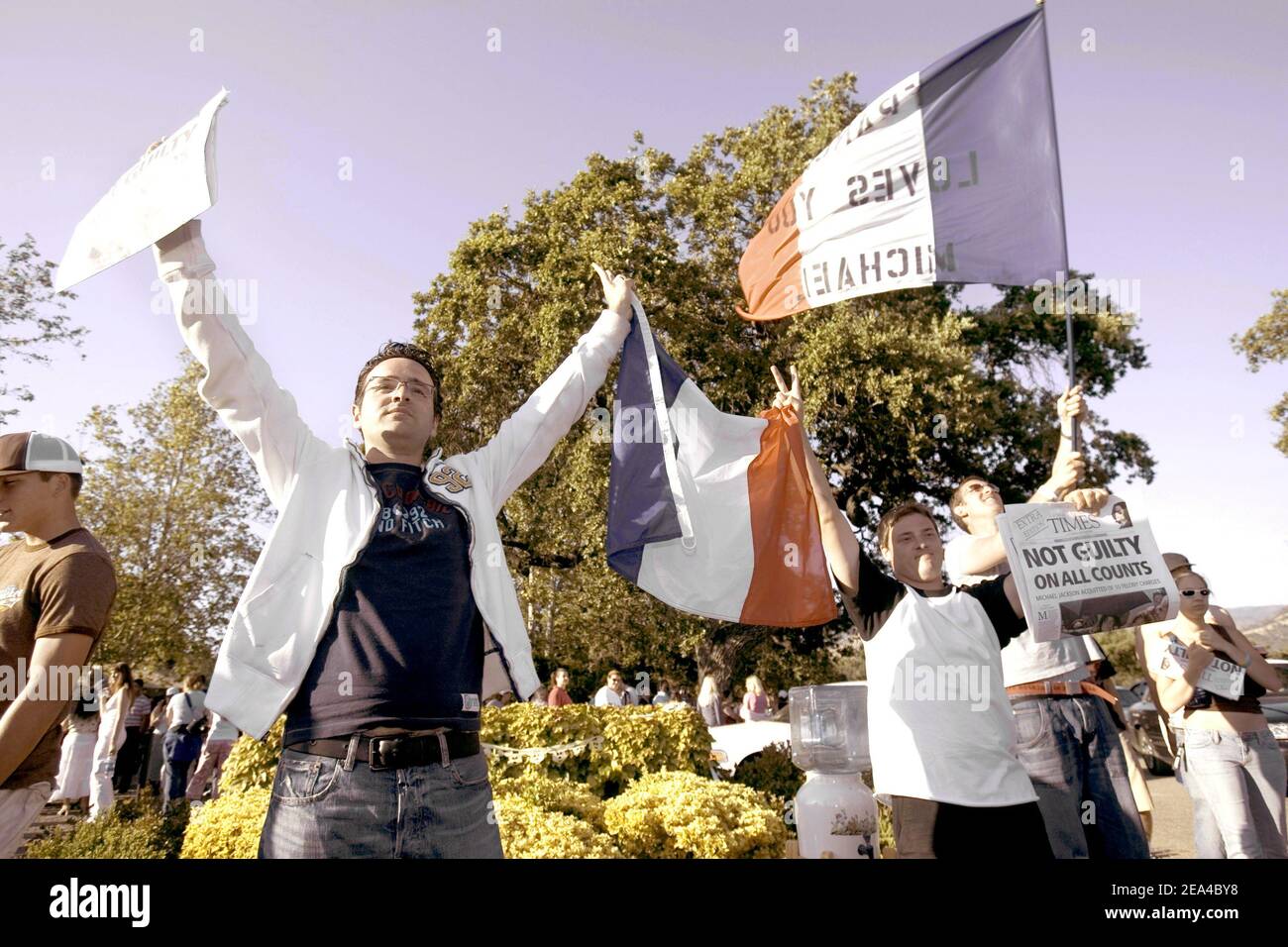 Pariser Fans von Michael Jackson vor der Neverland Ranch in Santa Ynez, CA, USA, nach dem endgültigen Urteil nicht schuldig. Foto von Jeff Clark/ABACA. Stockfoto