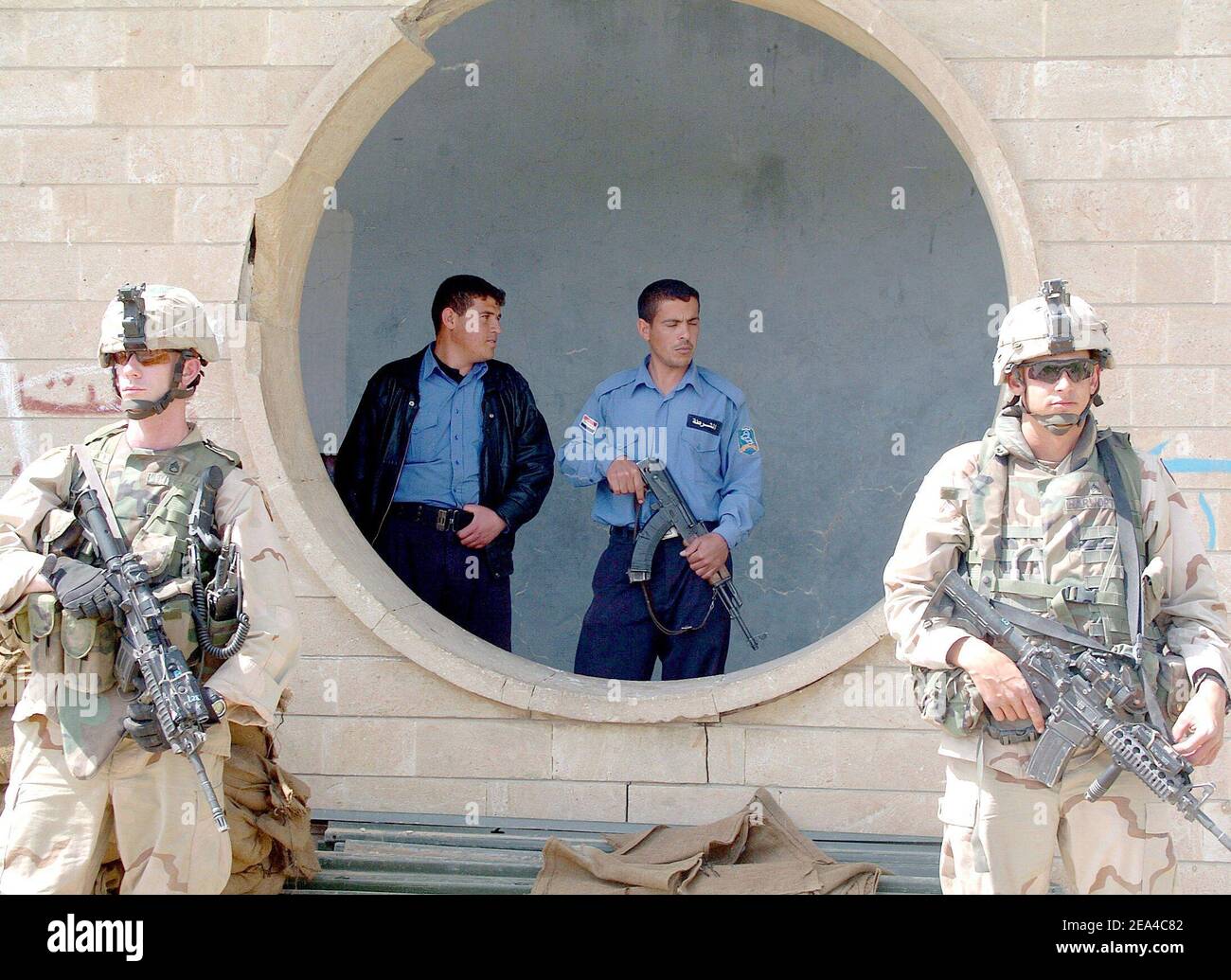 Soldaten der Charley Company, 1st Bataillon, 5th Infanterie-Regiment, 1st Brigade, 25th Infanterie-Division (Stryker Brigade Combat Team), beobachten von der Seite aus einen Polizeiaufhalt, 19. April 2005, Mosul, Irak. C Co. Foto von US Army/ABACA Stockfoto