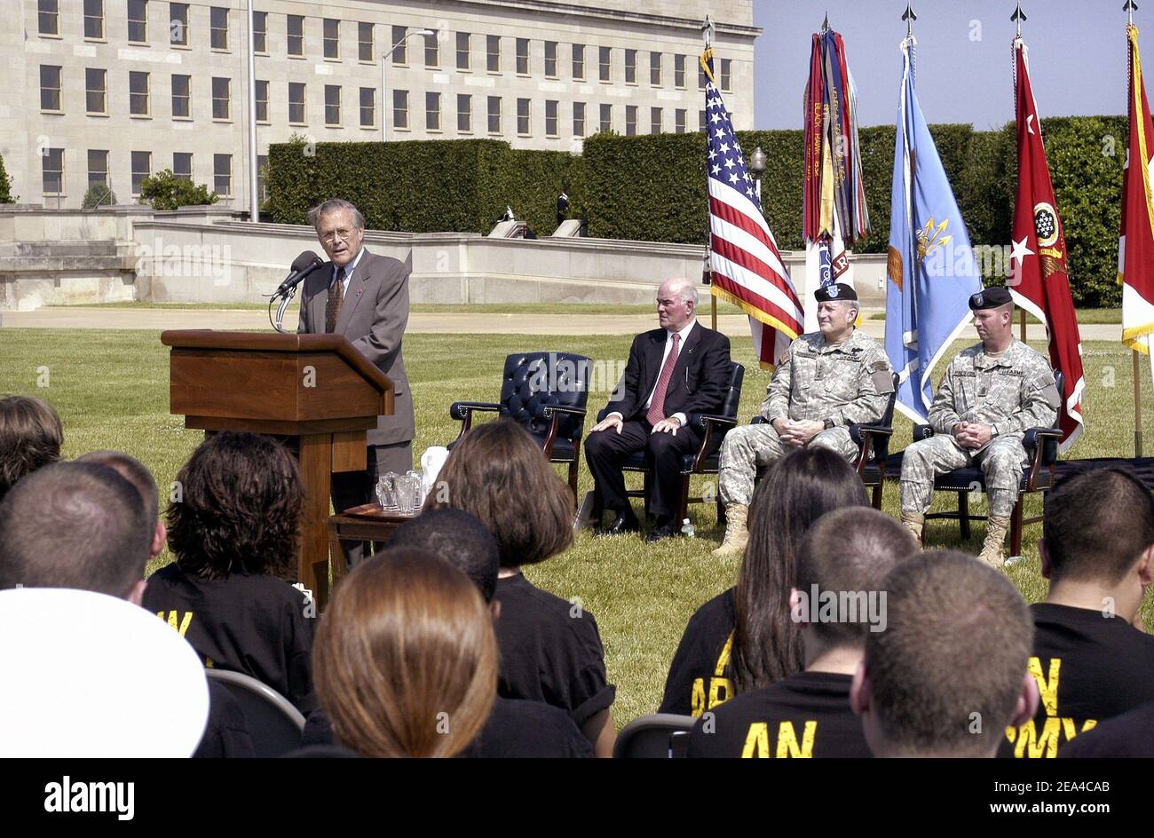 US-Verteidigungsminister Donald H. Rumsfeld (L) spricht am 14. Juni 2005 bei einer Pentagon-Zeremonie anlässlich des 230th. Jahrestages der Gründung der US-Armee in Washington DC, USA, vor dem Publikum. Rumsfeld schloss sich hochrangigen Armeebeamten an, darunter (von links nach rechts sitzend), Sekretär der Armee Francis J. Harvey, Stabschef General Peter J. Schoomaker und Sergeant Major der Armee Kenneth O. Preston für die Geburtstagsfeier. Foto von DOD via ABACA. Stockfoto