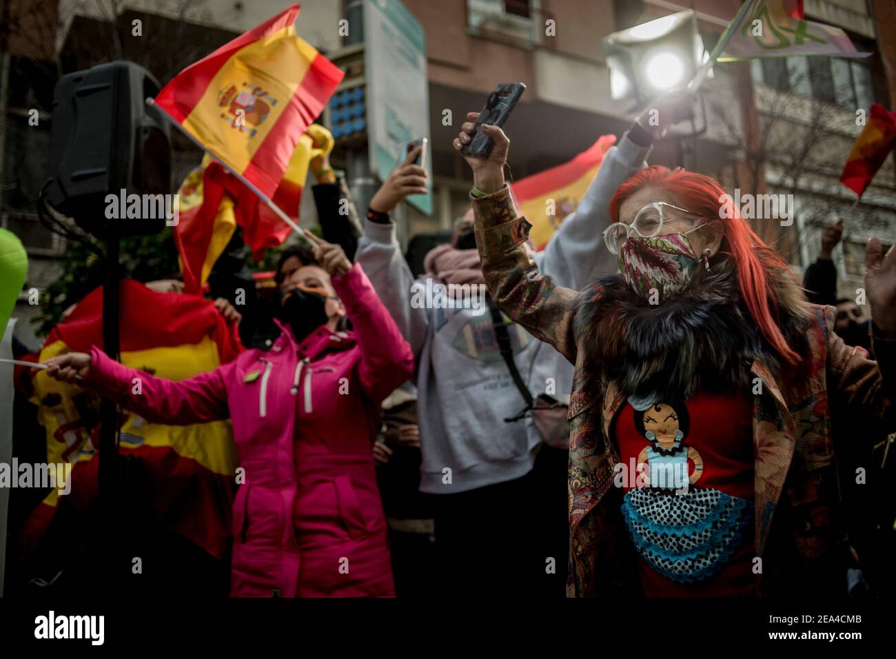 Barcelona, Spanien. 7. Februar 2021, Hospitalet De Llobregat, Barcelona, Spanien: Menschen, die spanische Flaggen schwenken, nehmen an einer Kundgebung der rechtsextremen Gewerkschaftspartei VOX in Hospitalet de Llobregat (Provinz Barcelona) vor den katalanischen Regionalwahlen Teil, die am kommenden 14. Februar stattfinden werden. Quelle: Jordi Boixareu/Alamy Live News Stockfoto