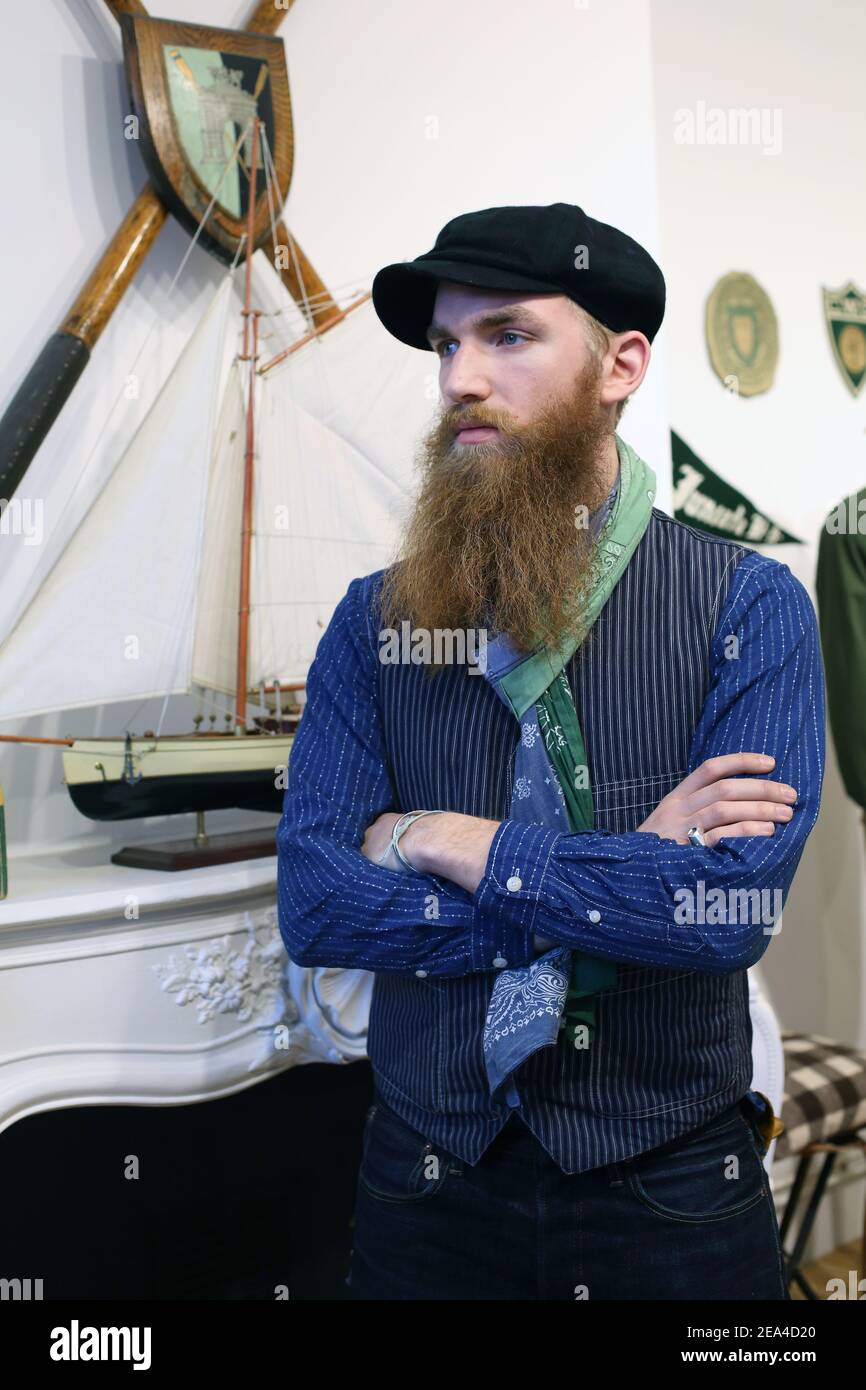 Porträt eines Mannes mit Bart und Bäckerjungen Hut in stilvoller Vintage-Kleidung. Stockfoto