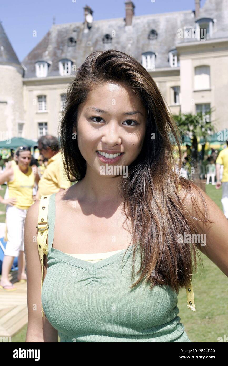 Der französische Reality-TV-Kandidat Marjolaine posiert während der "Kings" Party, die am 19. Juni 2005 im Chateau de Bertichere in Chaumont-en-Vexin, Frankreich, stattfand. Foto von Laurent Zabulon/ABACA. Stockfoto