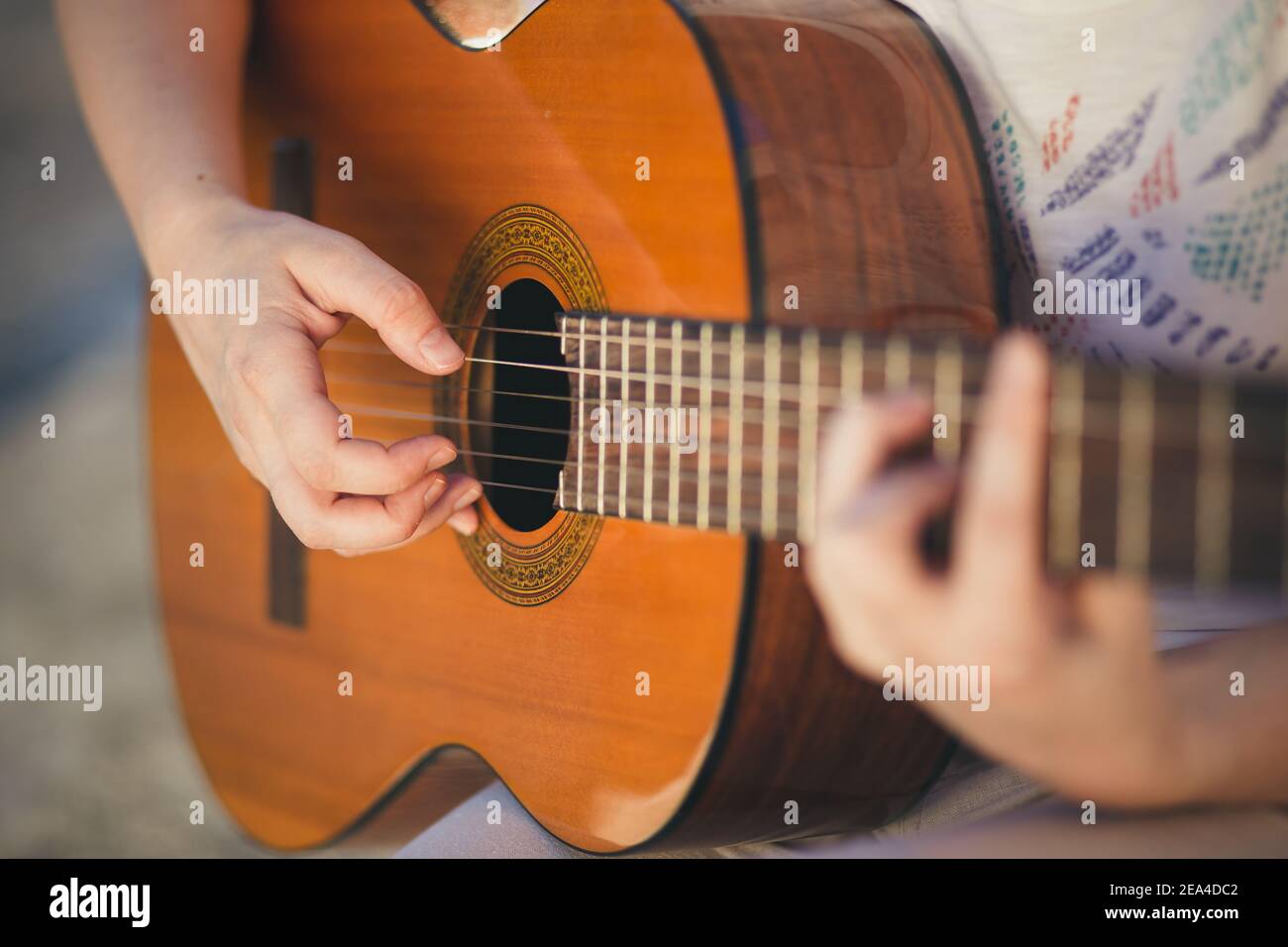 Nahaufnahme von weiblichen Händen, die klassische Gitarre spielen Stockfoto