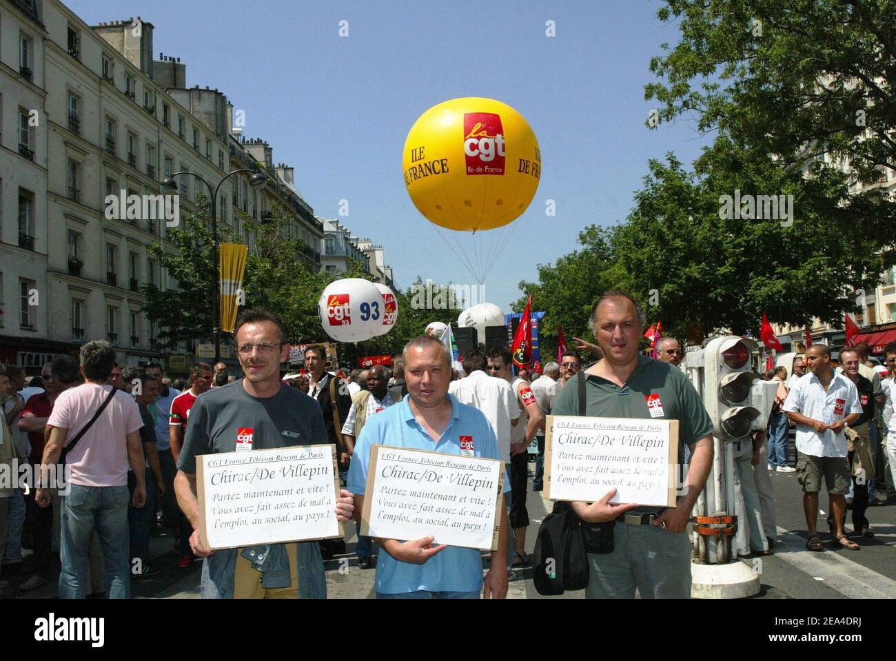 Die französische Gewerkschaft CGT demonstriert am 21. Juni 2005 in den Straßen von Paris gegen das Gesetzesvorhaben des neuen Premierministers De Villepin über Beschäftigung. Foto von Mehdi Taamallah/ABACA. Stockfoto
