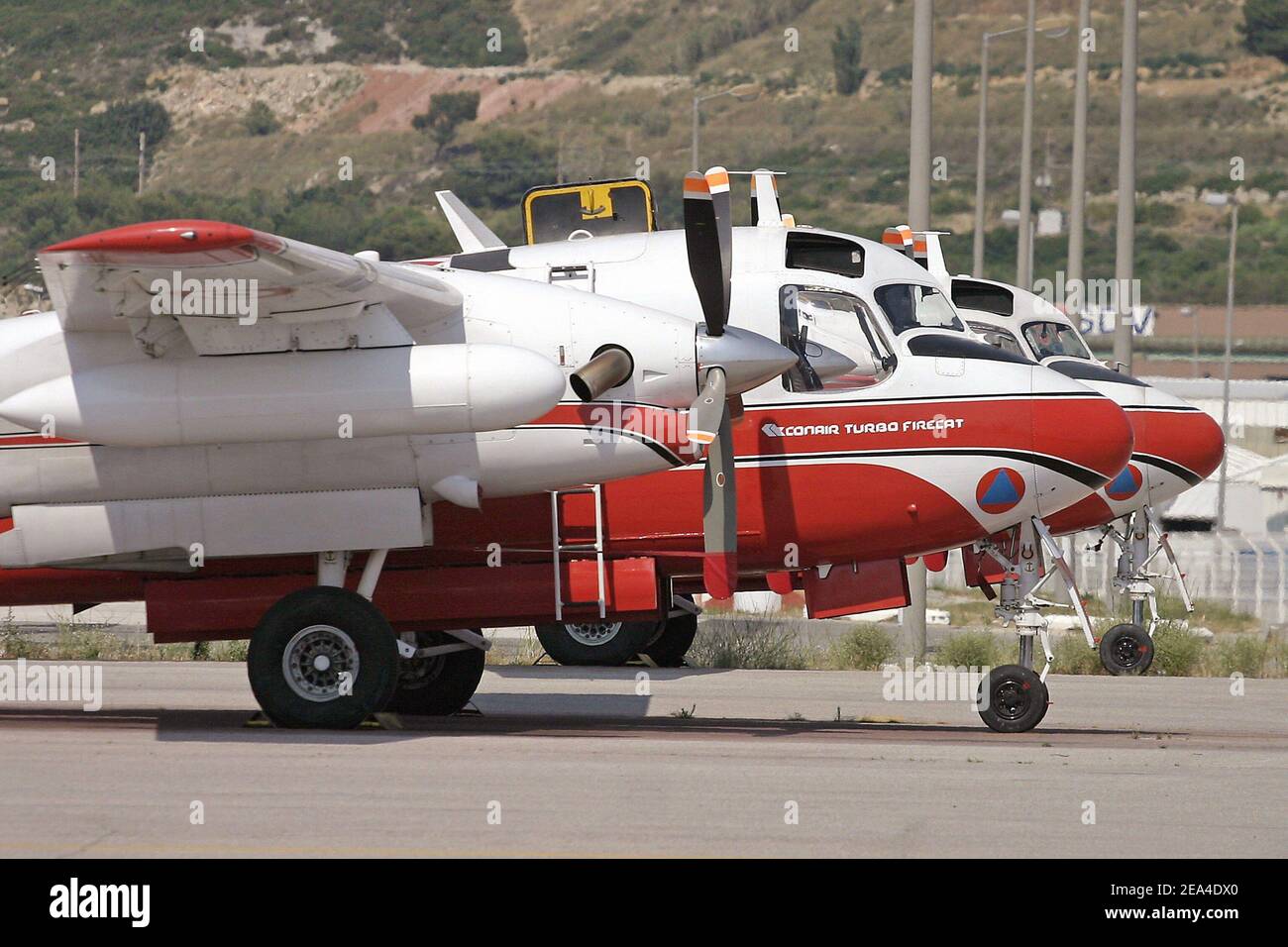 Ein Conair Turbo Firecat ('Tracker')-Feuerbomber der französischen Zivilsicherheit auf seinem Luftwaffenstützpunkt in Marignane bei Marseille, Südfrankreich, am 20. Juni 2005. Der Wasserbomber ist in der Lage, mehr als 3.000 Liter feuerhemmend zu tanken, um Waldbrände zu bekämpfen. Foto von Gerald Holubowicz/ABACA. Stockfoto