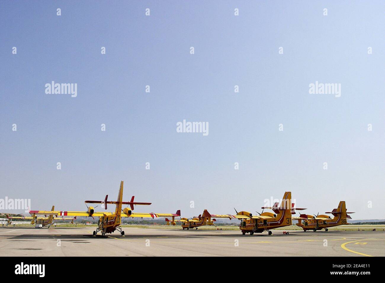 Canadair CL-415-Feuerbomber auf ihrem Luftwaffenstützpunkt in Marignane bei Marseille, Südfrankreich, am 20. Juni 2005. Der Bombardier Aerospace Canadair CL-415 Wasserbomber wird von zwei Pratt & Whitney Canada Turboprops angetrieben und ist in der Lage, 6137 Liter Wasser in 12 Sekunden zu schöpfen, indem er die Oberfläche eines geeigneten Wasserkörpers absaugt. Es ist die neueste in einer Reihe von Multi-Rolle amphibischen Flugzeuge, die mit der CL-215 in der 1960s begann. Foto von Gerald Holubowicz/ABACA. Stockfoto