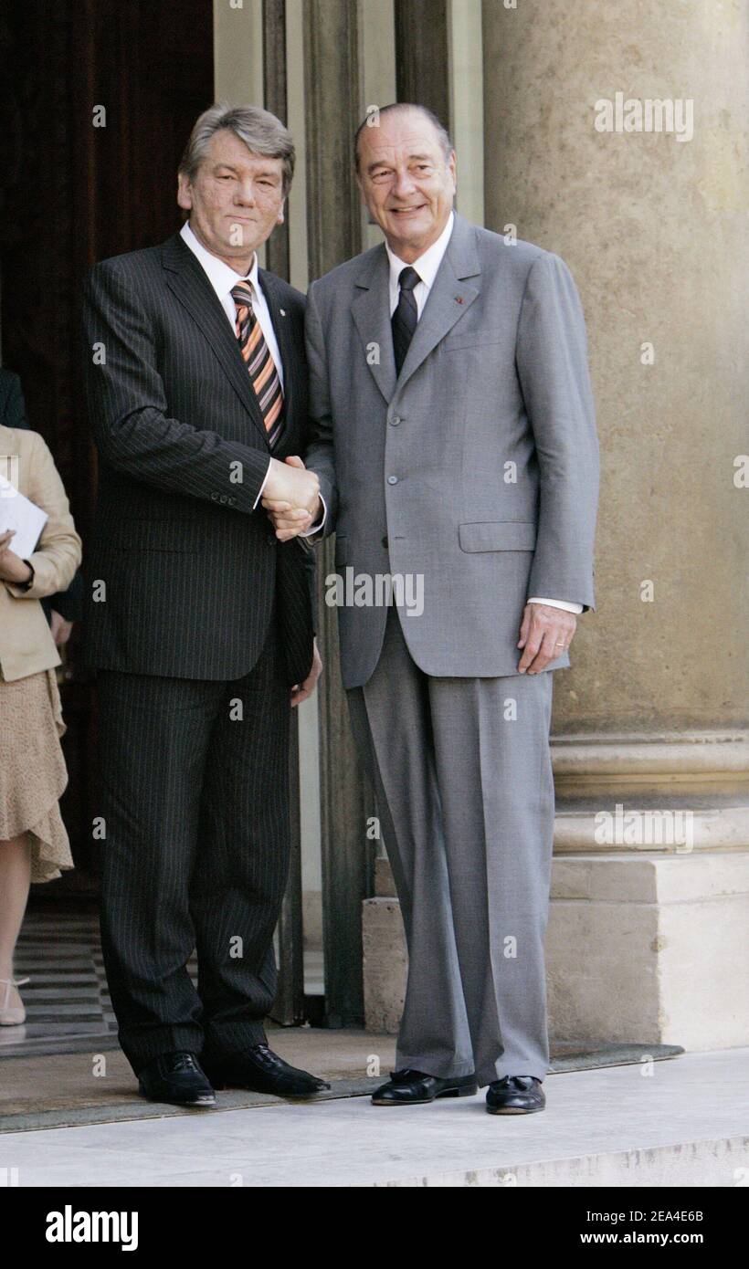 Der französische Präsident Jacques Chirac begrüßt den ukrainischen Präsidenten Viktor Juschtschenko zu Gesprächen am 22. Juni 2005 im Elysée-Palast in Paris. Foto von Mousse/ABACA Stockfoto