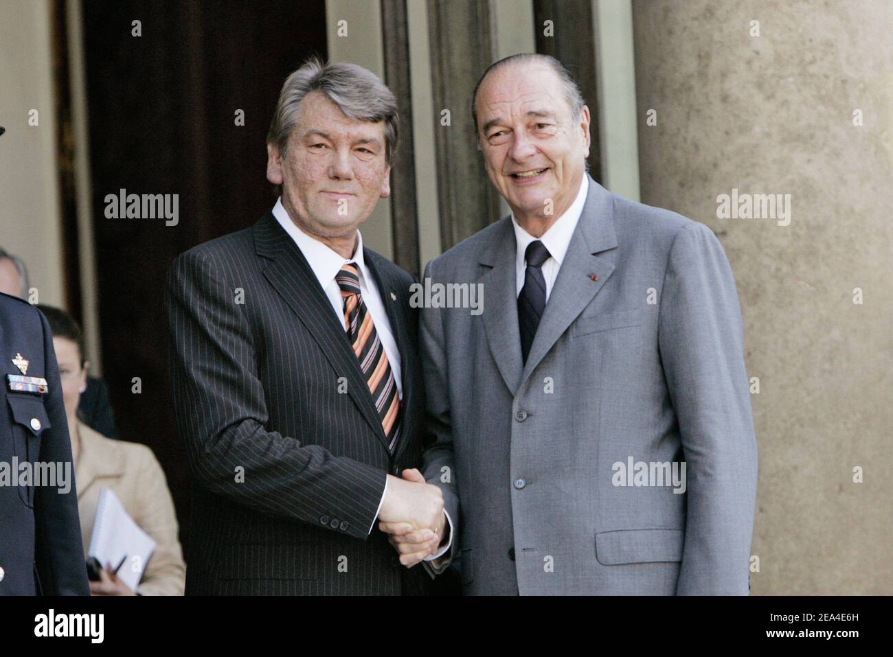 Der französische Präsident Jacques Chirac begrüßt den ukrainischen Präsidenten Viktor Juschtschenko zu Gesprächen am 22. Juni 2005 im Elysée-Palast in Paris. Foto von Mousse/ABACA Stockfoto