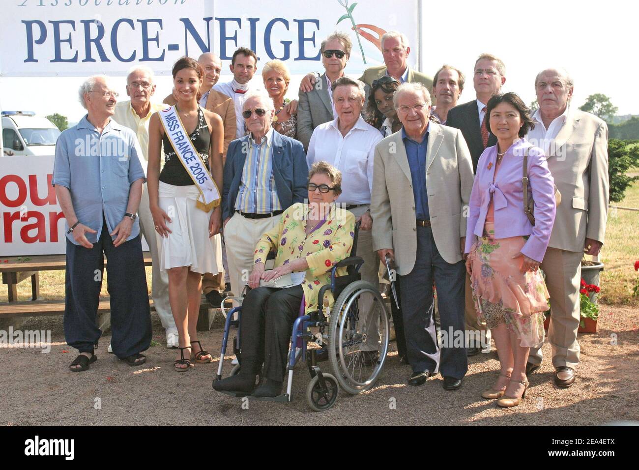 Französische Berühmtheiten, Miss Frankreich 2005 Cindy Fabre, Sänger Charles Aznavour, Schauspielerin Marie Dubois, der Jockey Jean-Michel Bazire, Jean Giraud, Xavier de Fontenay, französischer Präsident Jacques Chirac Adoptivtochter Ahn Dao Traxel, abgebildet auf der jährlichen Wohltätigkeitssitzung zugunsten der Vereinigung 'Perce-Neige', die vom verstorbenen Schauspieler Lino Ventura geschaffen wurde, In Moulins-la-Marche, Normandie-Frankreich am 26. Juni 2005. Foto von Benoit Pinguet/ABACA. Stockfoto