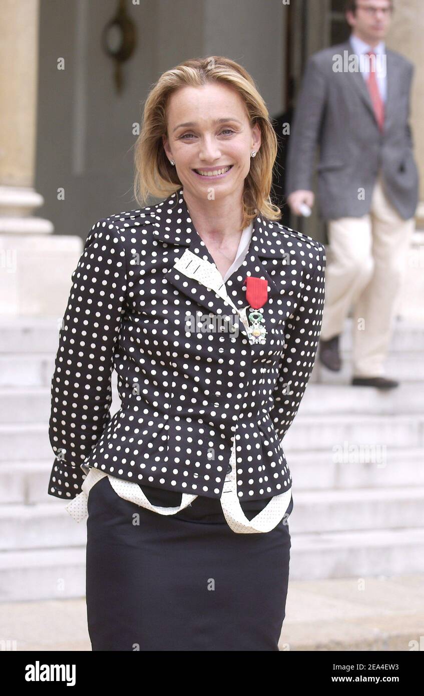 Die britische Schauspielerin Kristin Scott Thomas wurde am 27. Juni 2005 vom französischen Präsidenten Jacques Chirac mit der Medaille "Chevalier de la Legion d'Honneur" im Elysee Palace in Paris, Frankreich, geehrt. Foto von Bruno Klein/ABACA. Stockfoto