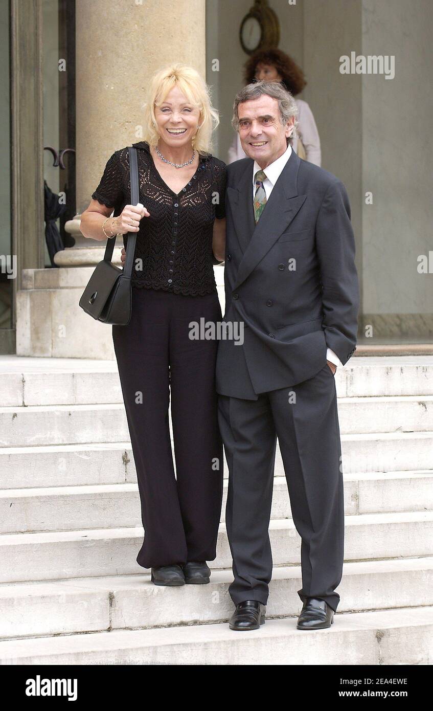 Die französische Schauspielerin Isabelle Aubret verlässt am 27. Juni 2005 den Elysee-Palast in Paris, Frankreich, nach einer Zeremonie, bei der mehrere Persönlichkeiten von Präsident Chirac geehrt wurden. Foto von Bruno Klein/ABACA. Stockfoto