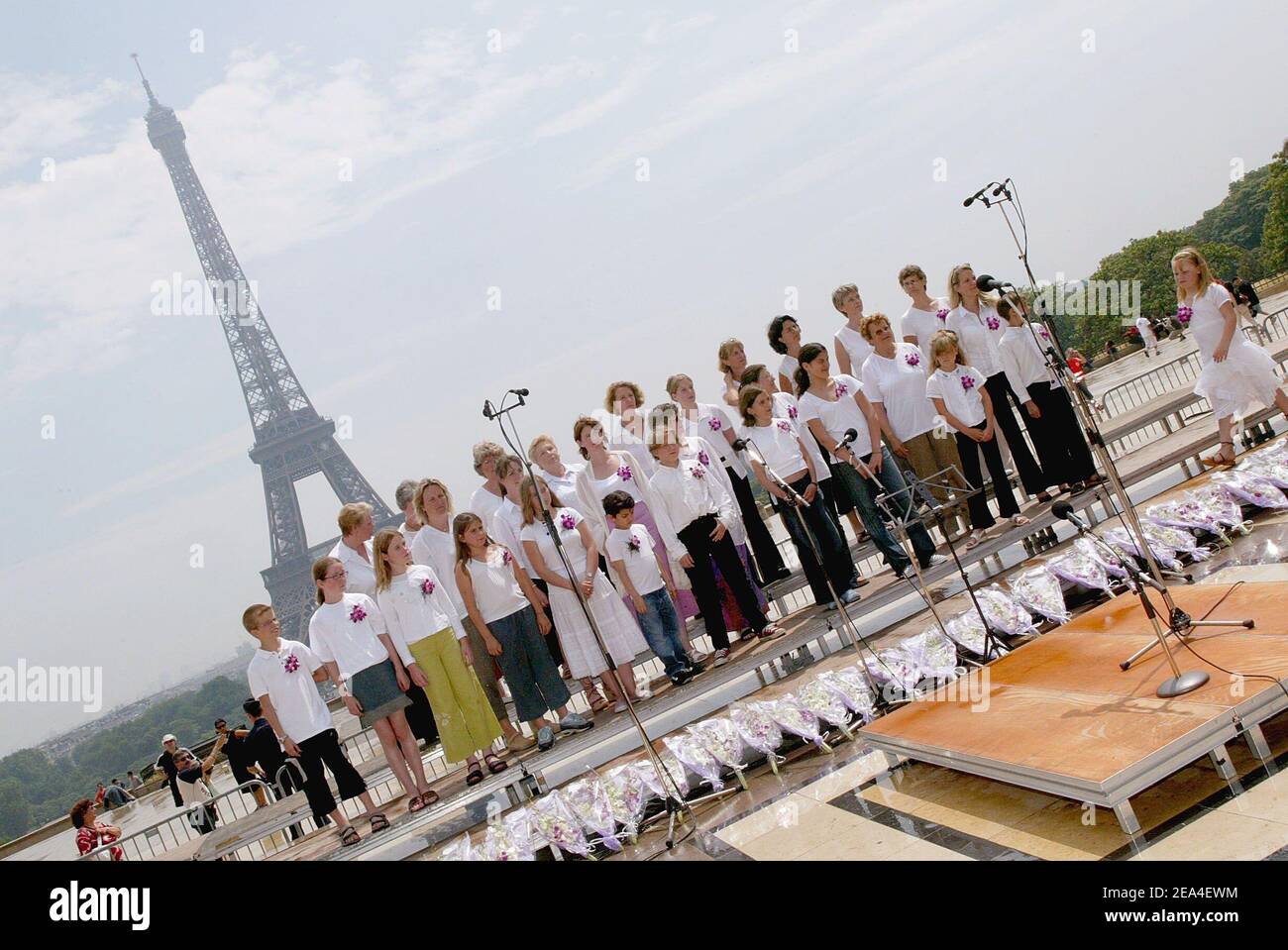 Ein Chor singt während einer Zeremonie für die Tsunami-Opfer, die am 26. Juni 2005 auf dem Place du Trocadero in Paris, Frankreich, stattfand. Foto von Mehdi Taamallah/ABACA. Stockfoto