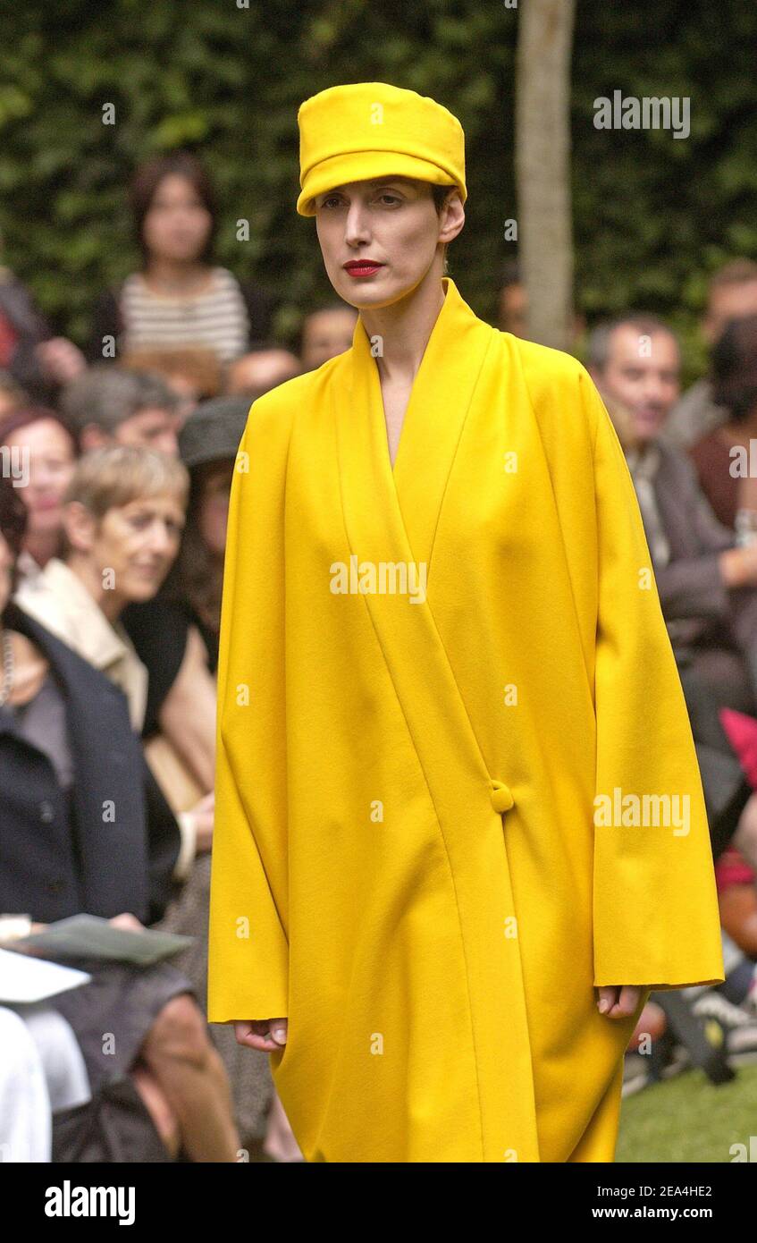 Ein Modell zeigt eine Kreation der französischen Modedesignerin Adeline Andre bei der Präsentation ihrer Herbst-Winter-Haute-Couture-Kollektion 2005-2006 in Paris, Frankreich, am 6. Juli 2005. Foto von Klein-Nebinger/ABACAPRESS.COM. Stockfoto