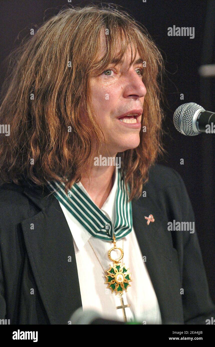 Die US-Punk-Rocker Patti Smith, 58, hält ihre Rede, nachdem sie am Sonntag, den 10. Juli 2005, vom französischen Cuture-Minister Renaud Donnedieu de Vabres mit dem Insignien des Commander of the Order of the Arts and Letters ausgezeichnet wurde. Foto von Bruno Klein/ABACAPRESS.COM. Stockfoto