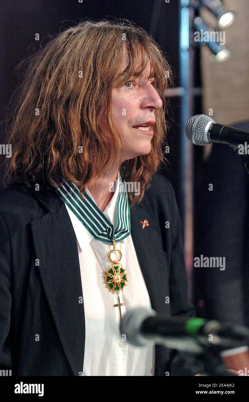 Die US-Punk-Rocker Patti Smith, 58, hält ihre Rede, nachdem sie am Sonntag, den 10. Juli 2005, vom französischen Cuture-Minister Renaud Donnedieu de Vabres mit dem Insignien des Commander of the Order of the Arts and Letters ausgezeichnet wurde. Foto von Bruno Klein/ABACAPRESS.COM. Stockfoto