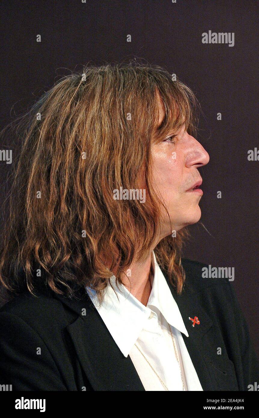 Der US-Punk-Rocker Patti Smith, 58, wurde am Sonntag, den 10. Juli 2005, vom französischen Cuture-Minister Renaud Donnedieu de Vabres mit dem Insignien des Commander of the Order of the Arts and Letters ausgezeichnet. Foto von Bruno Klein/ABACAPRESS.COM. Stockfoto
