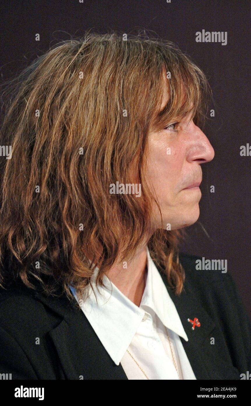 Der US-Punk-Rocker Patti Smith, 58, wurde am Sonntag, den 10. Juli 2005, vom französischen Cuture-Minister Renaud Donnedieu de Vabres mit dem Insignien des Commander of the Order of the Arts and Letters ausgezeichnet. Foto von Bruno Klein/ABACAPRESS.COM. Stockfoto