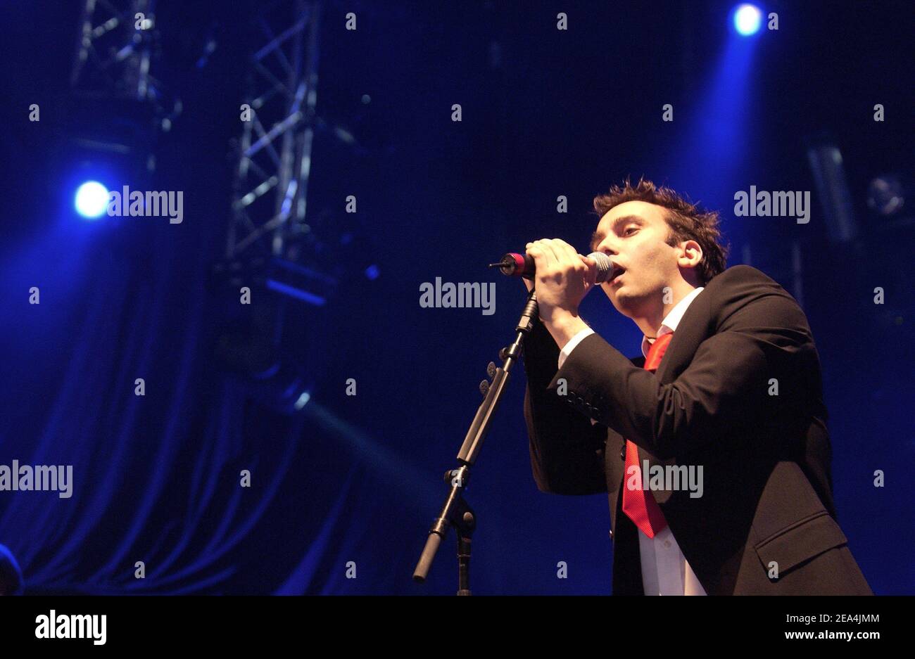 Der französische Sänger Damien Saez konzertiert während der Solidays im Hippodrome de Longchamps in Paris, Frankreich, 9. Juli 2005. Foto: Bruno Klein/ABACAPRESS.COM Stockfoto