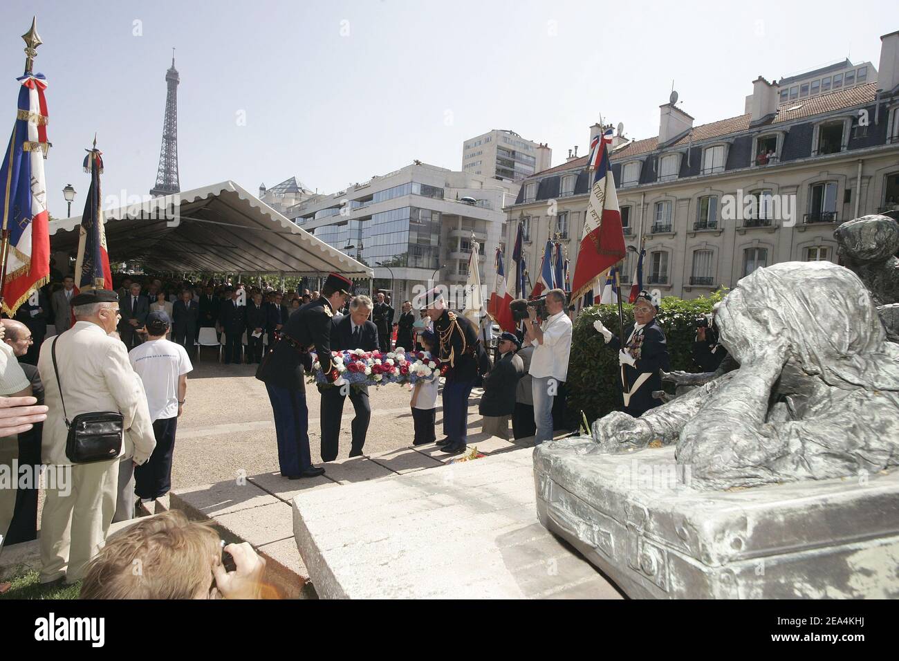 Der französische Premierminister legt am 17. Juli 2005 in Paris einen Kranz bei den Feierlichkeiten zum 63rd. Jahrestag der Judenschichtung des Vichy-Regimes nieder. Villepin sagte, seine Regierung werde unermüdlich daran arbeiten, Antisemitismus und alle Hassverbrechen zu bekämpfen. Foto von Mousse/ABACAPRESS.COM Stockfoto