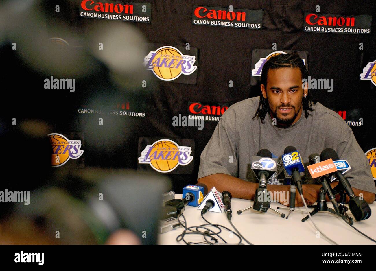 Los Angeles Lakers zweite Runde Entwurf Pick Ronny Turiaf hielt eine Pressekonferenz über die bevorstehende Operation am offenen Herzen, um eine lebensbedrohliche Erkrankung zu korrigieren. Los Angeles, 22nd. Juli 2005. Foto von Lionel Hahn/ABACAPRESS.COM Stockfoto