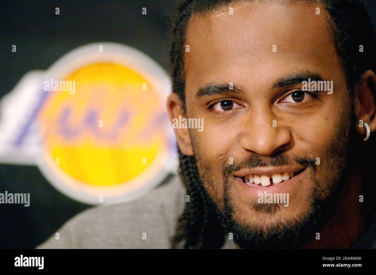 Los Angeles Lakers zweite Runde Entwurf Pick Ronny Turiaf hielt eine Pressekonferenz über die bevorstehende Operation am offenen Herzen, um eine lebensbedrohliche Erkrankung zu korrigieren. Los Angeles, 22nd. Juli 2005. Foto von Lionel Hahn/ABACAPRESS.COM Stockfoto
