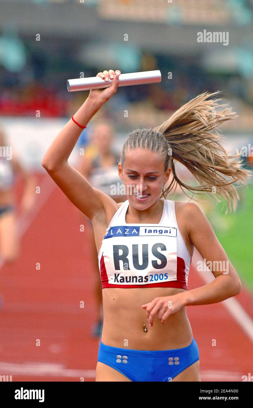 Die Russin Jekaterina Kostetskaya gewann am 24. Juli 2005 in Kaunas, Litauen, das Frauen-Finale der 4x400-m-Staffel bei den leichtathletik-Juniorenmeisterschaften. Foto Stephane Kempinaire/CAMELEON/ABACAPRESS.COM Stockfoto