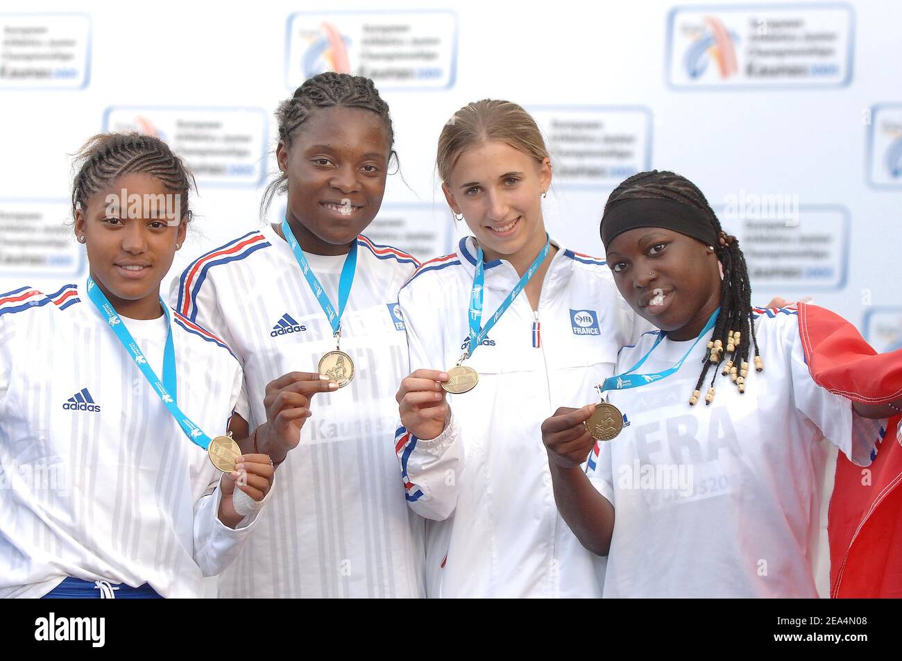 Französische Mannschaft 4x400 m Frauen, (Nelly Banco, Symphora Behi, Celine Diqstel, Christelle Monne), Bronzemedaille, bei der Leichtathletik-Junioreneuropameisterschaft, in Kaunas, Litauen, 24. Juli 2005. Foto von Stephane Kempinaire/Cameleon/ABACAPRESS.COM Stockfoto