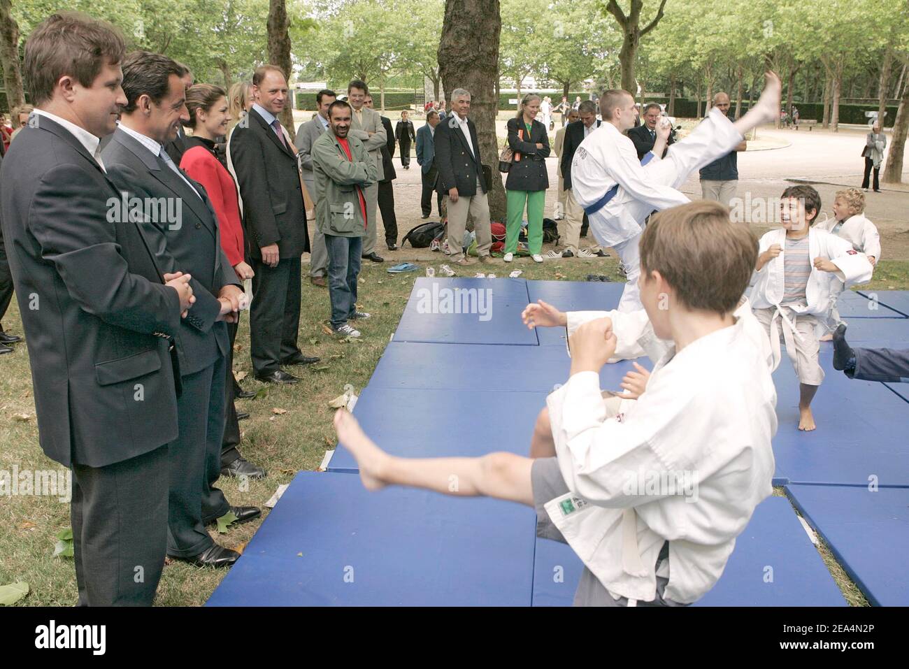 Der französische Innenminister und Präsident des rates von Hauts-de seine, Nicolas Sarkozy, besucht am 25. Juli 2005 den Parc de la Grenouillere in Antony, Frankreich, um eine Demonstration von Aktivitäten zu sehen, die Jugendlichen während der Sommerferien vorgeschlagen werden. Foto von Mousse/ABACAPRESS.COM Stockfoto