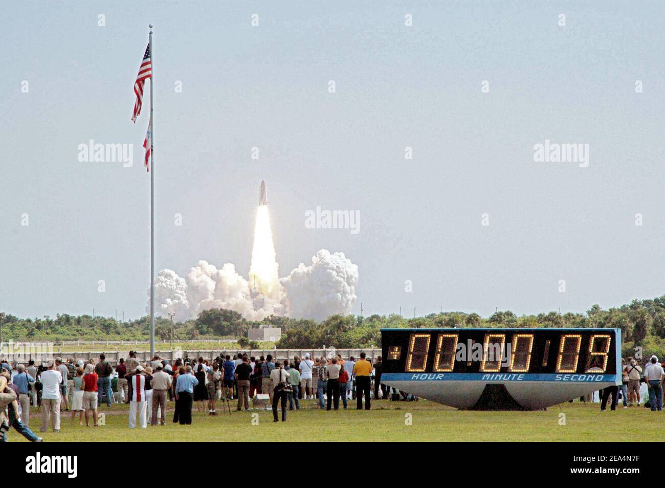 In einen klaren blauen Himmel Space Shuttle Discovery hebt am 26. Juli 2005 um 10:39 Uhr EDT von Launch Pad 39B auf der historischen Return to Flight Mission STS-114 im Kennedy Space Center in Cape Canaveral, FL, USA ab. Es ist der 114th Space Shuttle Flug und der 31st für Discovery. Die 12-tägige Mission wird voraussichtlich am 7. August mit einem Touchdown in der Shuttle Landing Facility enden. Foto NASA/KSC via ABACAPRESS.COM. Stockfoto