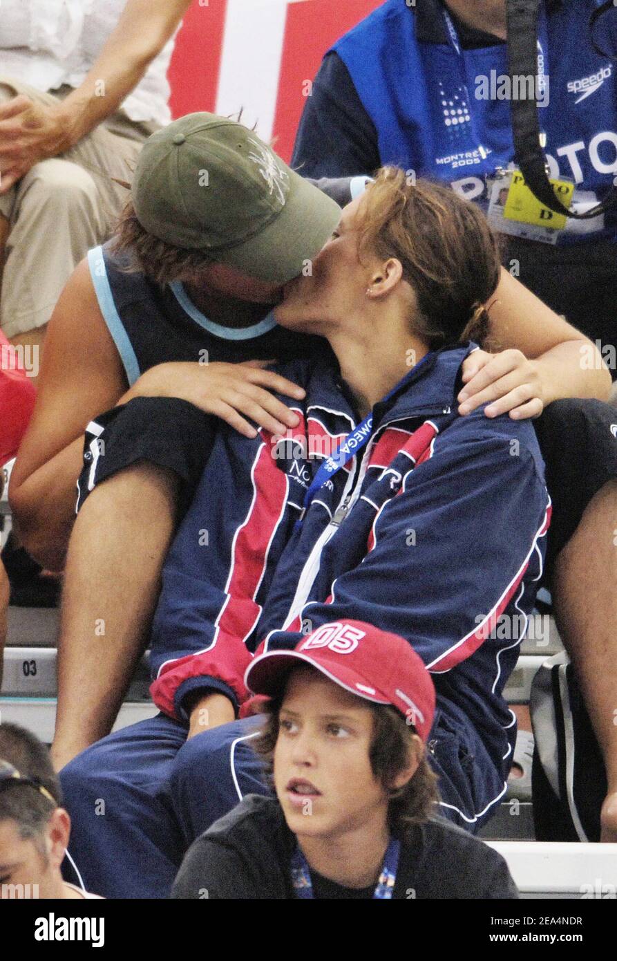 Die französische Schwimmerin Laure Manaudou mit ihrem Freund Pierre Henri, ihrem Vater und ihrem Bruder nehmen am 26. Juli 2005 an den FINA-Weltmeisterschaften in Montreal, Kanada, Teil. Foto von Nicolas Gouhier/ABACAPRESS.COM Stockfoto