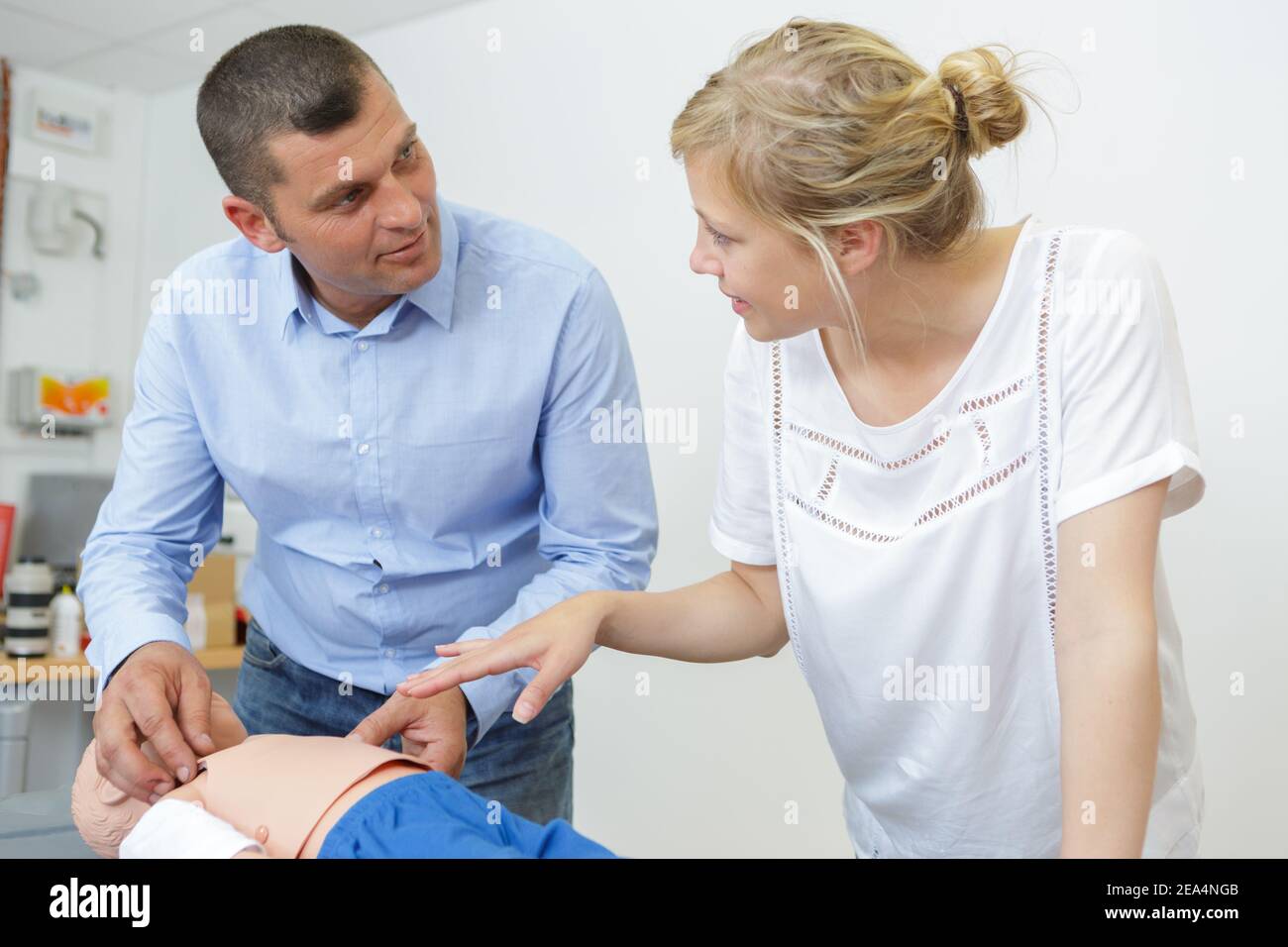 cpr-Training auf Baby Dummy in Innenräumen Stockfoto