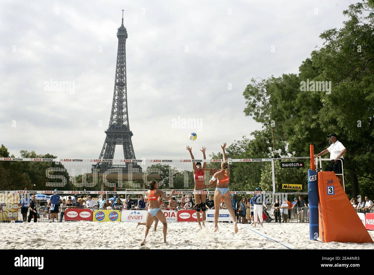 Beach Volley Swatch-FIVB World Tour 2005 auf den Champs de Mars in Paris, Frankreich am 26. Juli 2005. Foto von Laurent Zabulon/Cameleon/ABACAPRESS.COM Stockfoto