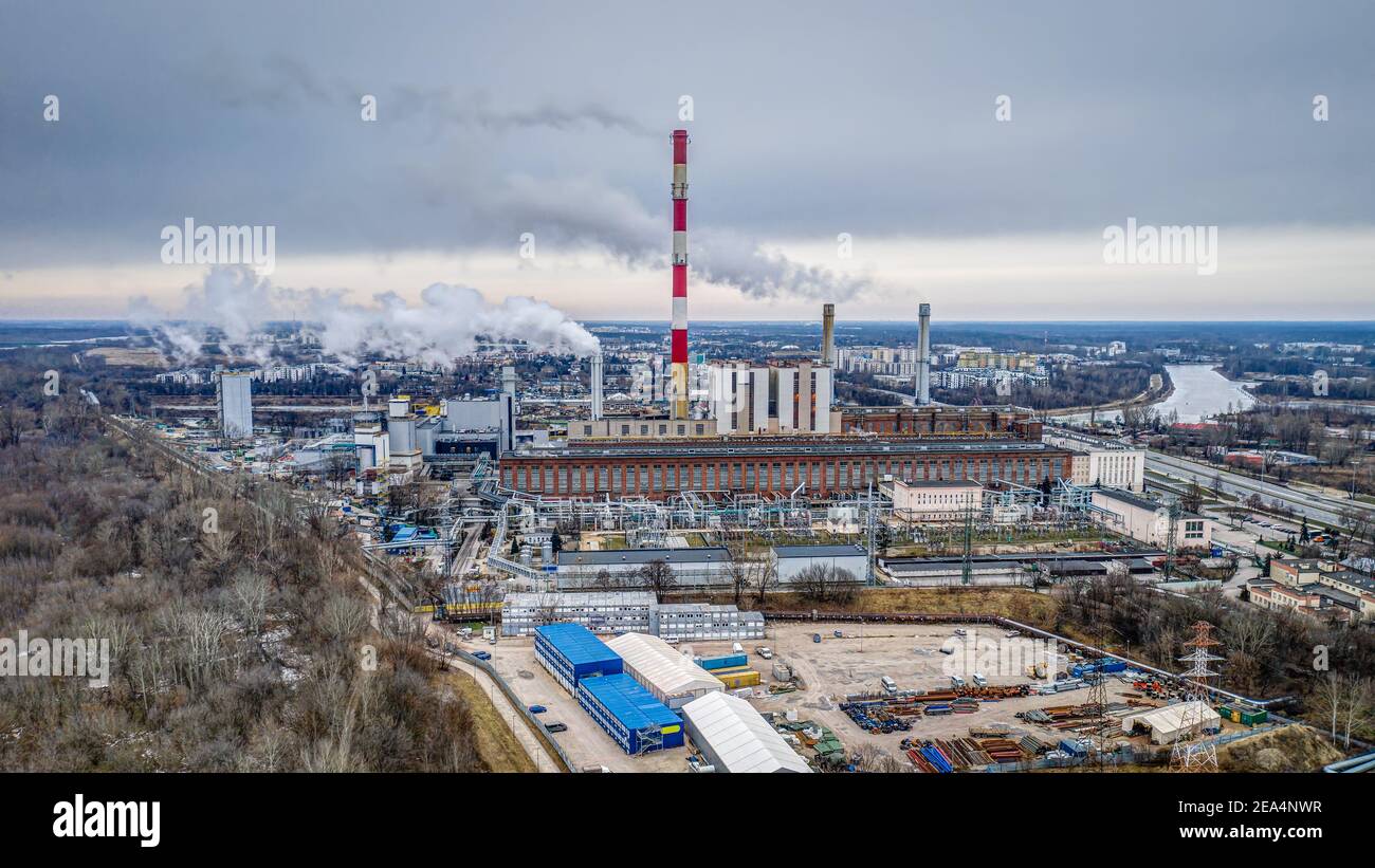 Wärme- und Kraftwerk unter dunklem bewölktem Himmel Stockfoto