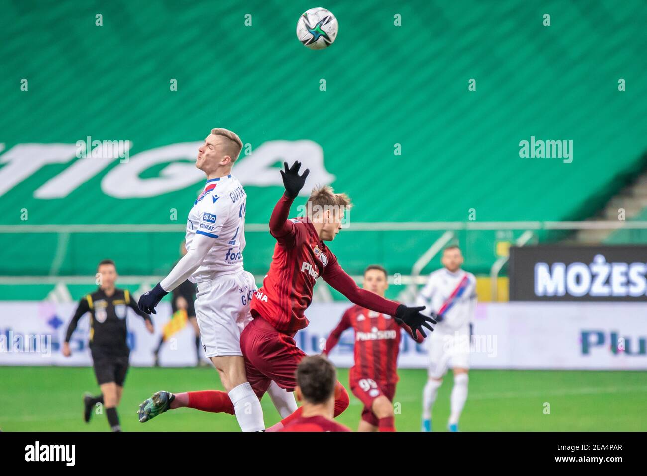 Vladislavs Gutkovskis von Rakow und Mateusz Holownia von Legia sind während des polnischen PKO Ekstraklasa League-Spiels zwischen Legia Warszawa und Rakow Czestochowa im Marschall Jozef Pilsudski Legia Warsaw Municipal Stadium in Aktion zu sehen.(Endstand; Legia Warszawa 2:0 Rakow Czestochowa) Stockfoto