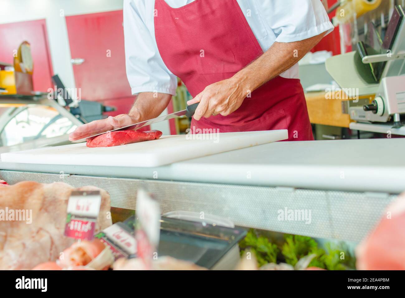 Ein Metzger zartet Rindfleisch Stockfoto